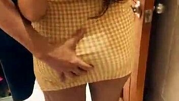 سكس عربى نااار البياع دخل ورايا البروفة فى محل الملابس و فضل يقفش و يبعبص فيا و حشر زبه فى كسى فشخنى ابن الوسخة