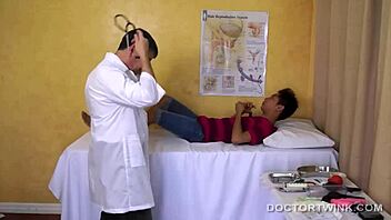 变态亚洲男同志体检舔肛群P狂欢