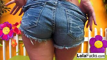 Sexy Lola Masturbates In A Green Room With Small 18+ Tits And Ass