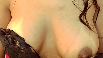 Estudante universitária muito fofa 21 quer ser locutora e ex-aluna de publicidade filmadas em encontro noturno