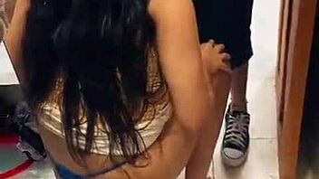 سكس عربى نااار البياع دخل ورايا البروفة فى محل الملابس و فضل يقفش و يبعبص فيا و حشر زبه فى كسى فشخنى ابن الوسخة