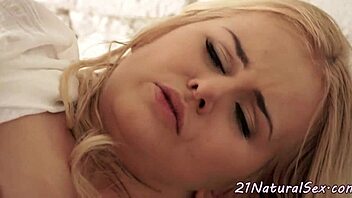 Classy Model Orally Pleasing Her Boyfriend