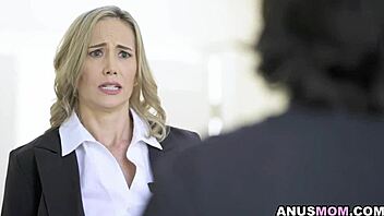 Лили Джеймс, зряла заварена майка, сключва сексуална сделка!