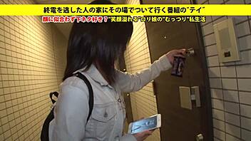 Plná japonská tvář s divokými hračkami