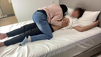 アマチュアアジアカップルがラブホテルで大声で喘ぐセックスクリップ