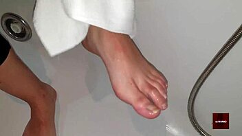 El cabron de mi padre me obliga a hacerle una paja con los pies