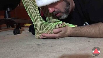 worship green fishnets feet!