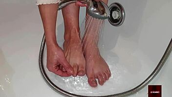 El cabron de mi padre me obliga a hacerle una paja con los pies