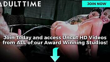 Злочеста плавуша Блу Анђел добија грубо јебање у дупету у јавном ВЦ-у.