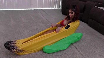 Kadınlar oyuncaklara cesurca sürtünüyor.