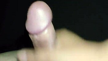 ¡Prima en mi cama follada duro boca tapada semen en tetas!