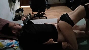 La señora del servicio no solo hace las mejores limpiezas si no que también las mejores mamadas