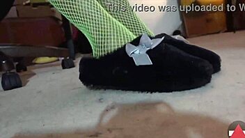 worship green fishnets feet!