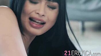 Asian babe cums hard in missionary 😍