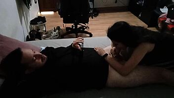 La señora del servicio no solo hace las mejores limpiezas si no que también las mejores mamadas