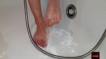 El cabron de mi padre me obliga a hacerle una paja con los pies