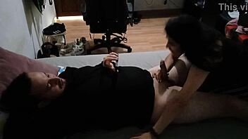 La señora del servicio no solo hace las mejores limpiezas si no que también las mejores mamadas