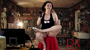 Stăpâna merge fără chiloți în bucătărie, luptându-se cu baloanele rele