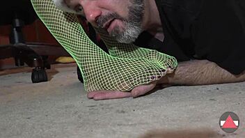 worship green fishnets feet!