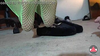 worship green fishnets feet!