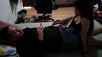 La señora del servicio no solo hace las mejores limpiezas si no que también las mejores mamadas