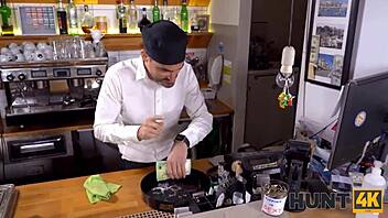 בובה מהנט4קיי מרחמת על בחור גרוש, מצטרפת לחבר שלו לסקס פראי