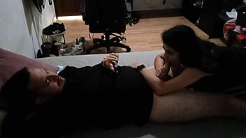 La señora del servicio no solo hace las mejores limpiezas si no que también las mejores mamadas