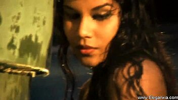 Pure seduction from this erotic indian milf babe 😍