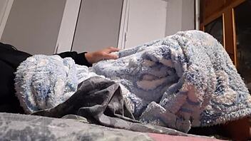 girls lick pussy in cold apartment fuck-room for orgasm