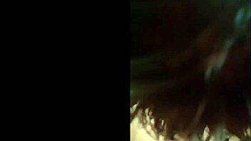 Mine store D-kopp titter spretter på tynn ramme