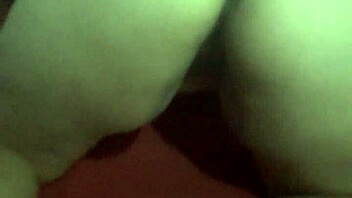 Pregnant babe twerking on all fours, so sexy! 😍