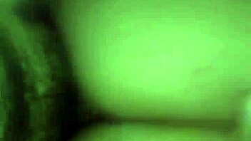 follando con su gran culo mientras el marido no esta