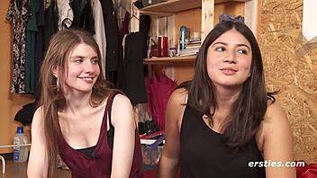 hei�e m�dels ficken sich mit strap-on, sucking and riding each other