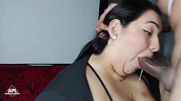 Ibu Tiri Tangkap Anak Tiri Masturbasi dan Bantu dengan Blowjob Epik