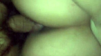 follando con su gran culo mientras el marido no esta