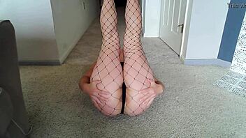 want to see my wife bobbing head for cumshot in fishnets?