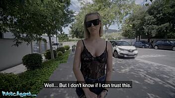 Verejný agent vyoší peknú španielsku blondínku Lya Missy v lesnej paráde