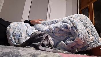 girls lick pussy in cold apartment fuck-room for orgasm