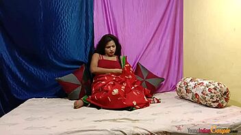 HORNY INDIAN GIRL MASTURBATES IN SARI