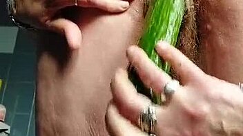 Nagyi tömi a szőrös nagyi lyukát uborkával.