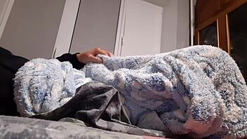 girls lick pussy in cold apartment fuck-room for orgasm