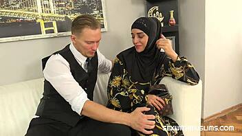 हिजाब बेब ने सेल्समैन के लंड को कपड़ों के बजाय टेस्ट किया 😜