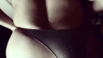 mientras su marido trabaja, me tiro a la vecina latina