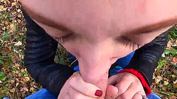 Sød teen 18+ Nata Sweet risikerer offentlig håndjob i skoven. Fanget mens hun rører udendørs!
