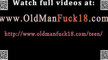 Ung brunette slikker gammel mann mens hun rir hardt
