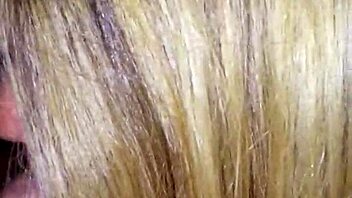 Britanska milf žena pohlepno sesa in pogoltne