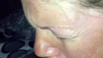 Isteri MILF British hisap batang telan rakus scene menarik