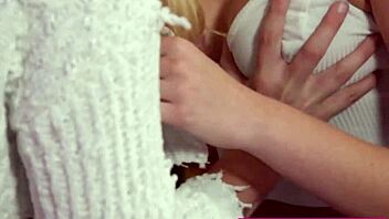 Milf And Teen 18+ Lesbians Start With Kissing Before Scissoring?