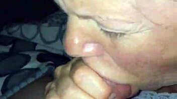 Esposa MILF Británica Chupa Polla y Traga Ansiosa