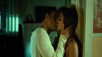 Selebriti Hollywood dedah semua dalam adegan softcore bogel.